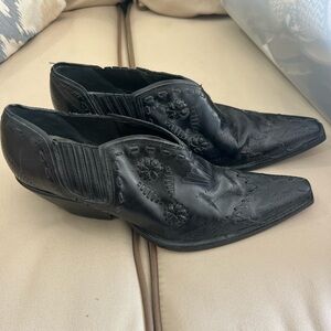 BCBG black shoe boots